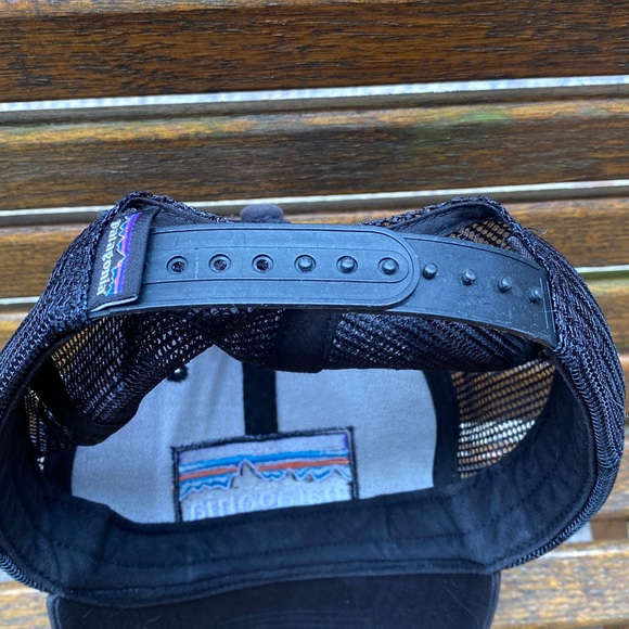 Patagonia faded Black SnapBack Hat 6 panel mesh back cap - Picture 6 of 15